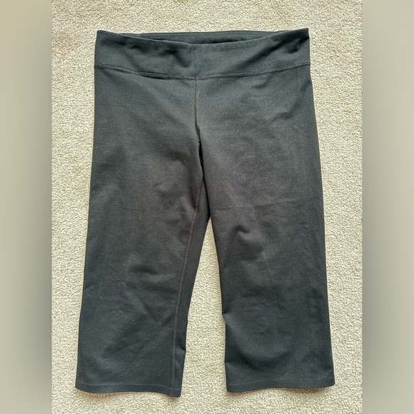Black Under Armour size Large capris - Picture 1 of 3